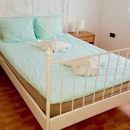 Hébergement de vacances 2nd + Living With Separate Bathroom And Kitchen Equipment. *