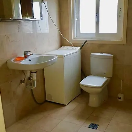 2nd + Living With Separate Bathroom And Kitchen Equipment. Hébergement de vacances