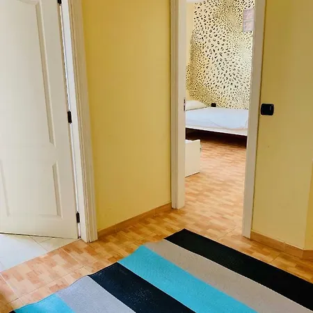 2nd + Living With Separate Bathroom And Kitchen Equipment. Hébergement de vacances *